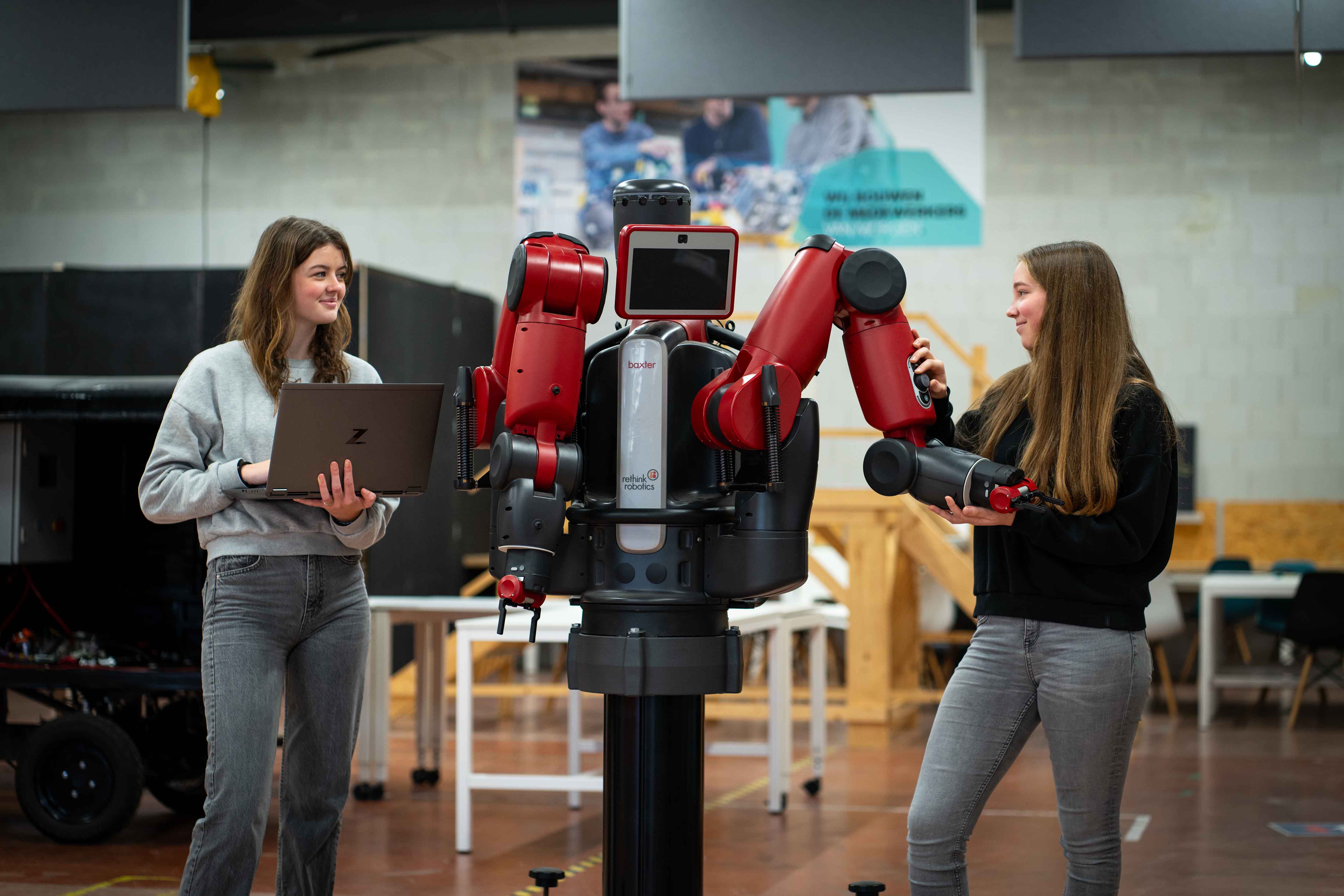 studenten werken met een robot in de opleiding Zorgrobotica van Avans Hogeschool