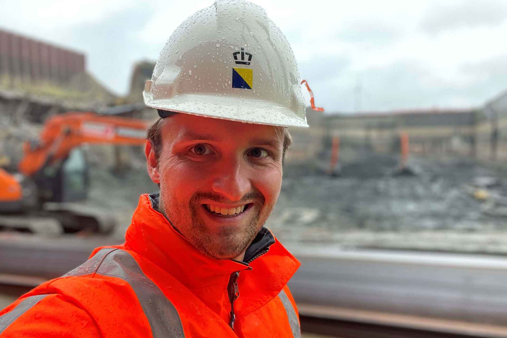 Accountancy student Mark staat op de bouwplaats