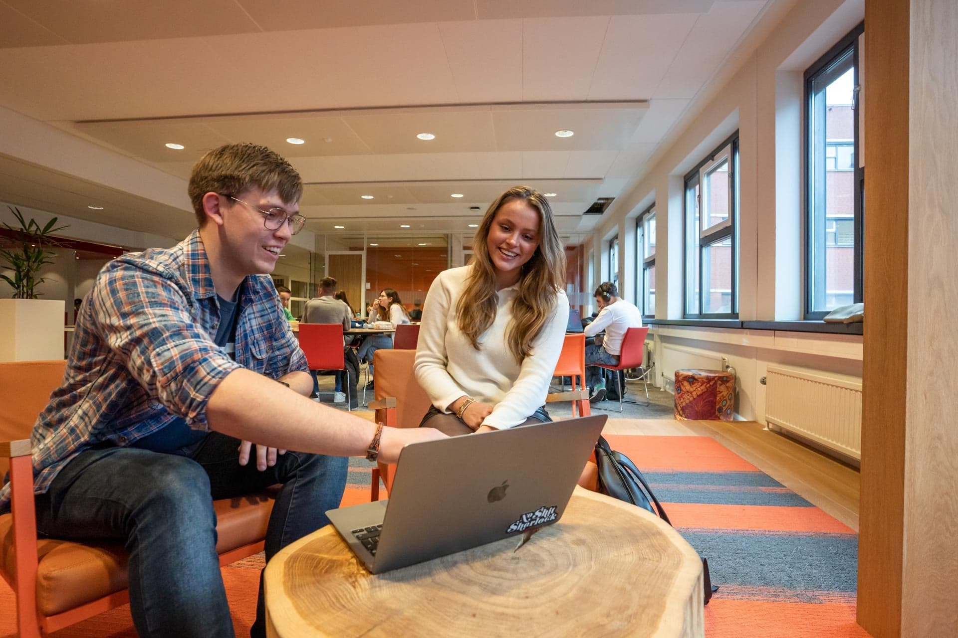 Twee studenten van Technische Bedrijfskunde voltijd kijken op een laptop