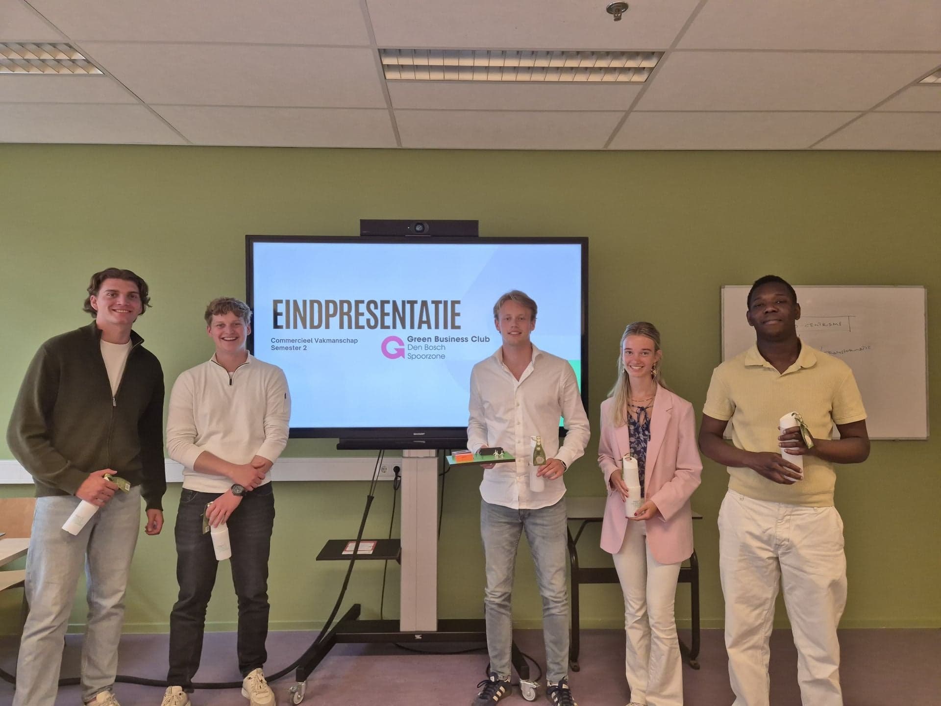 Studenten die hun project over energiegemeenschappen presenteren