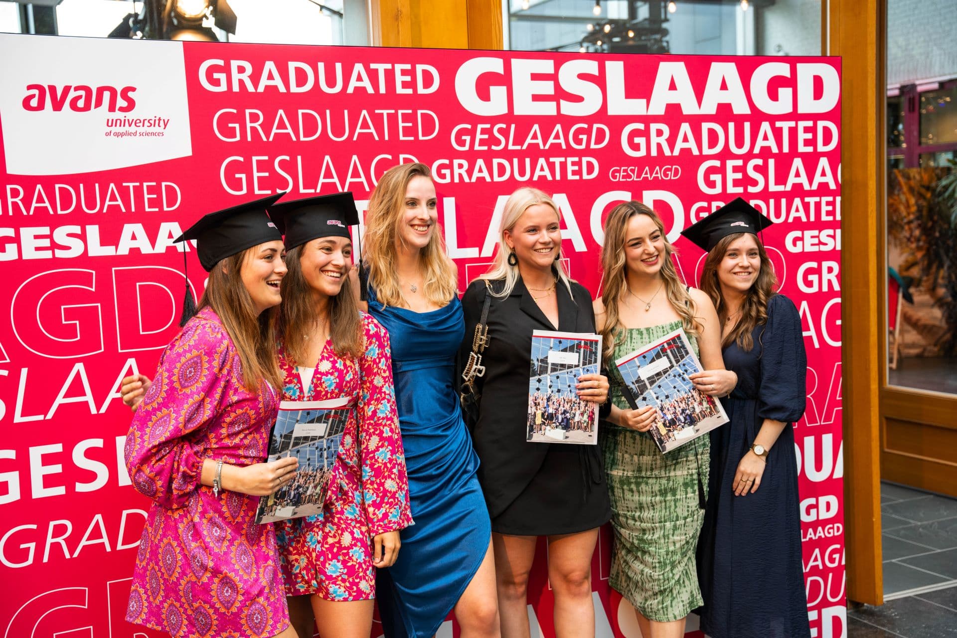 Avansstudenten met hun diploma's