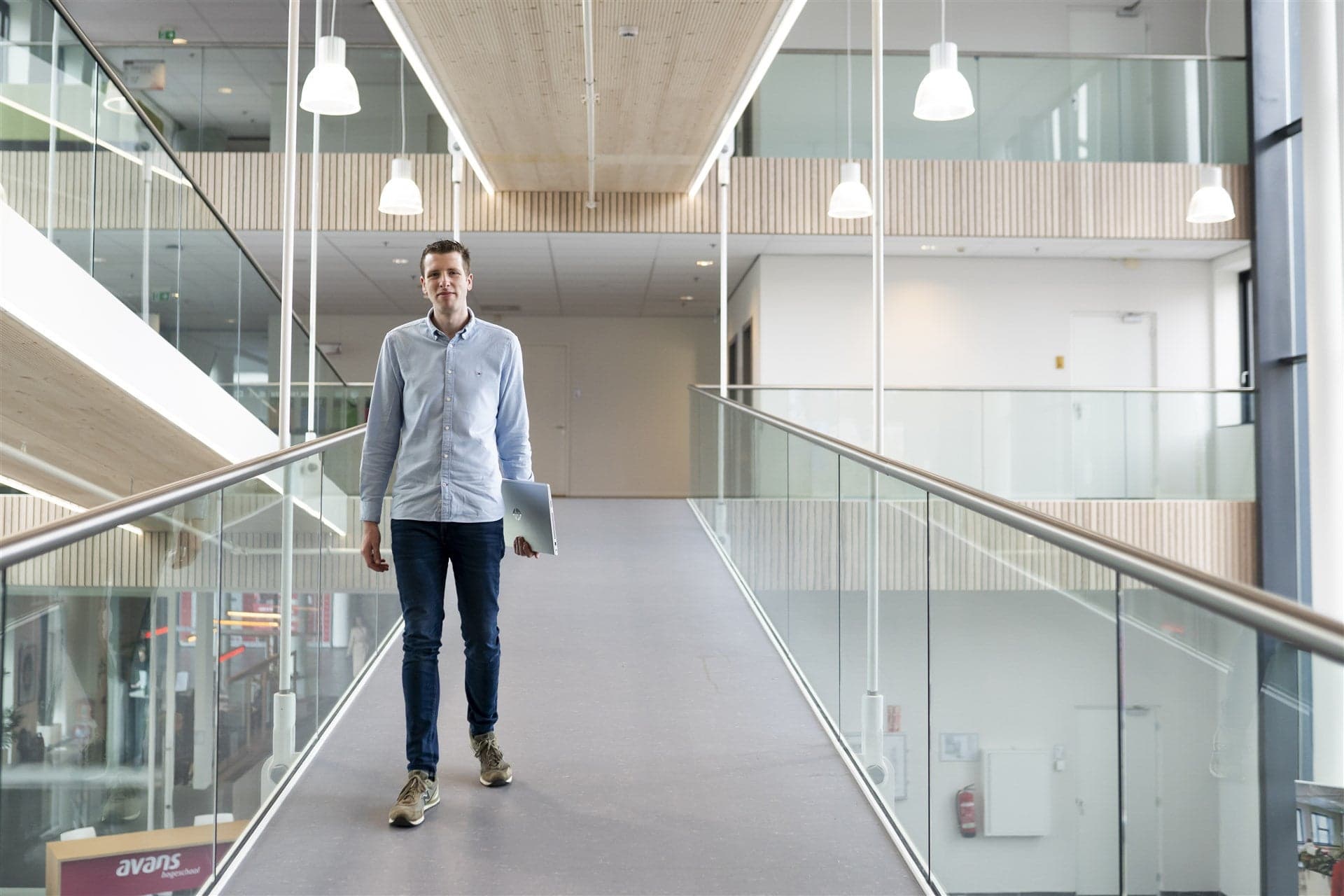 Cursist loopt door het gebouw van Avans in Breda