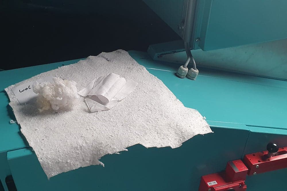 Knipresten van handdoekrol, schapenwol en vezels gemengd met wol voor worteldoek.