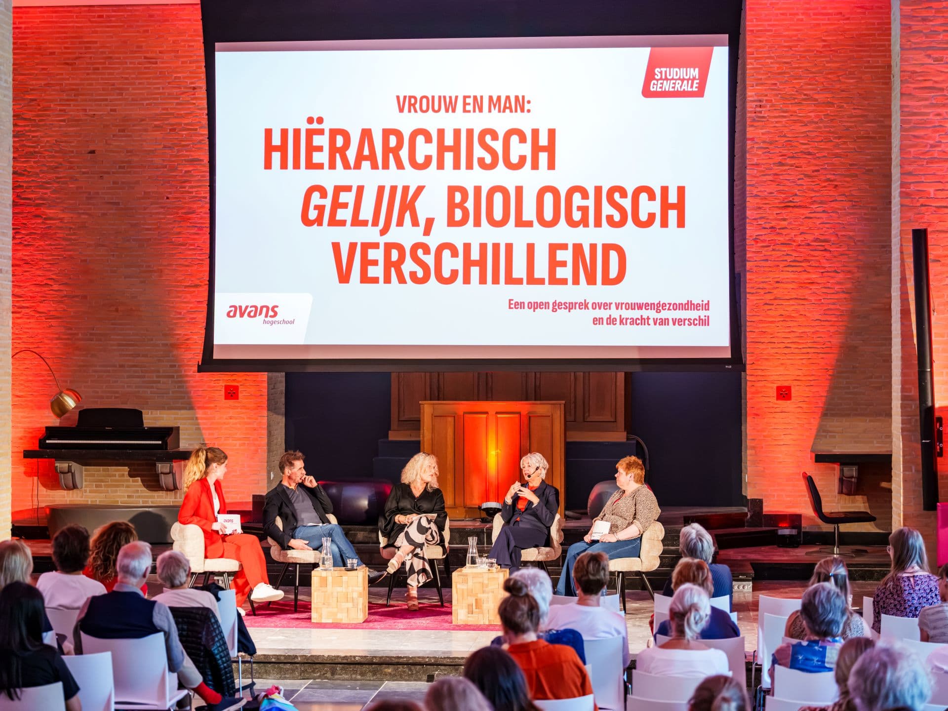 Het podium met de sprekers tijdens Avans Studium Generale over vrouwengezondheid