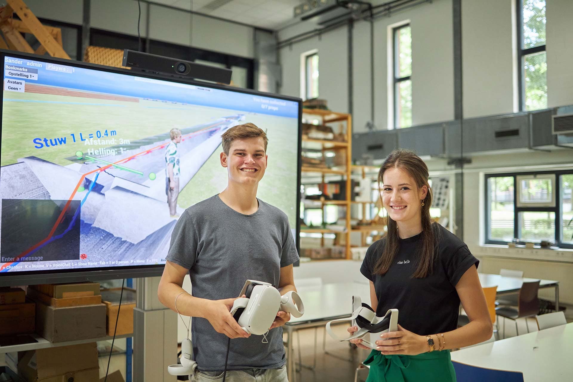 2 Studenten Civiele techniek voltijd bij Avans hebben een VR-bril vast