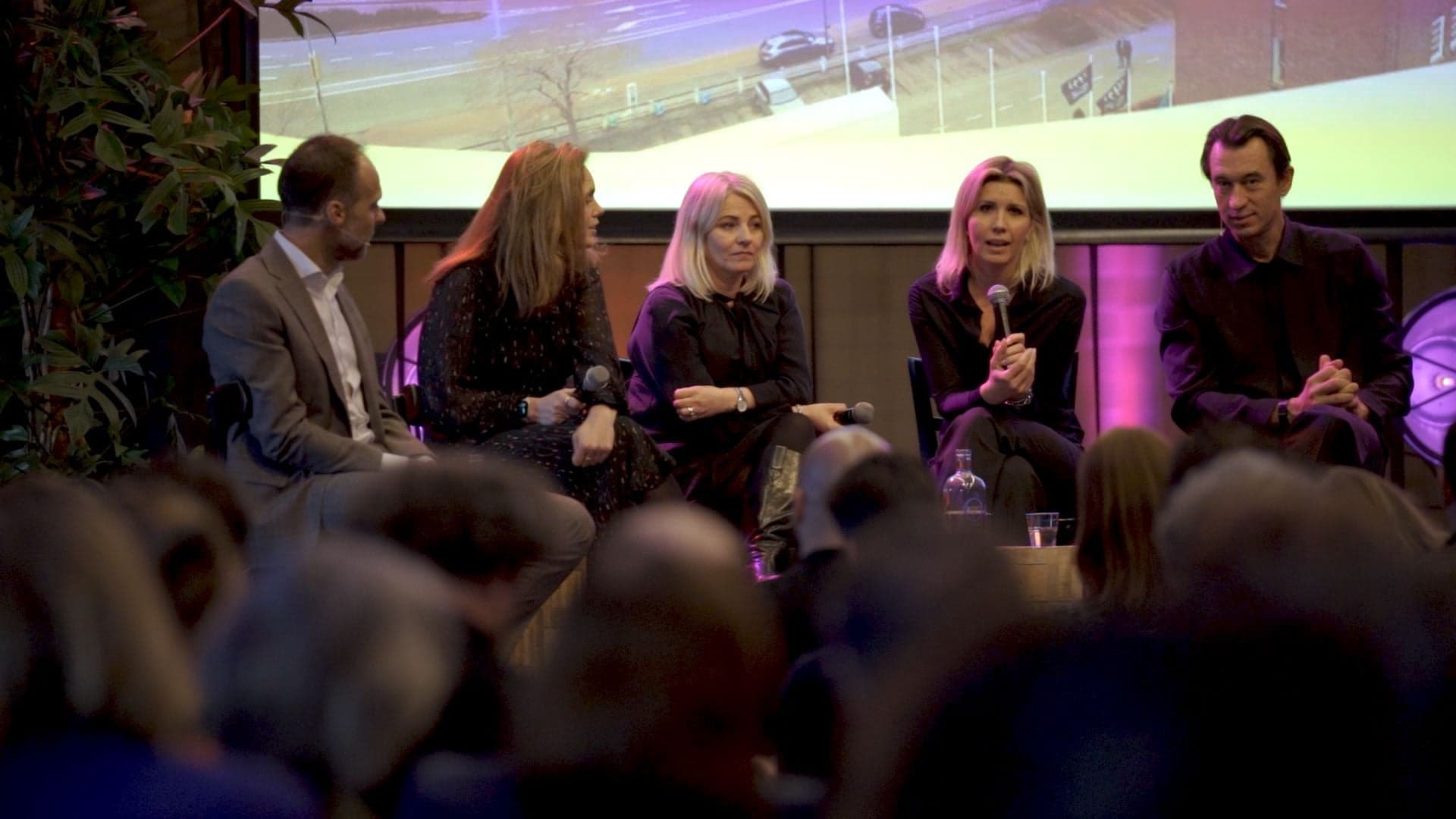 Arna in een paneldiscussie