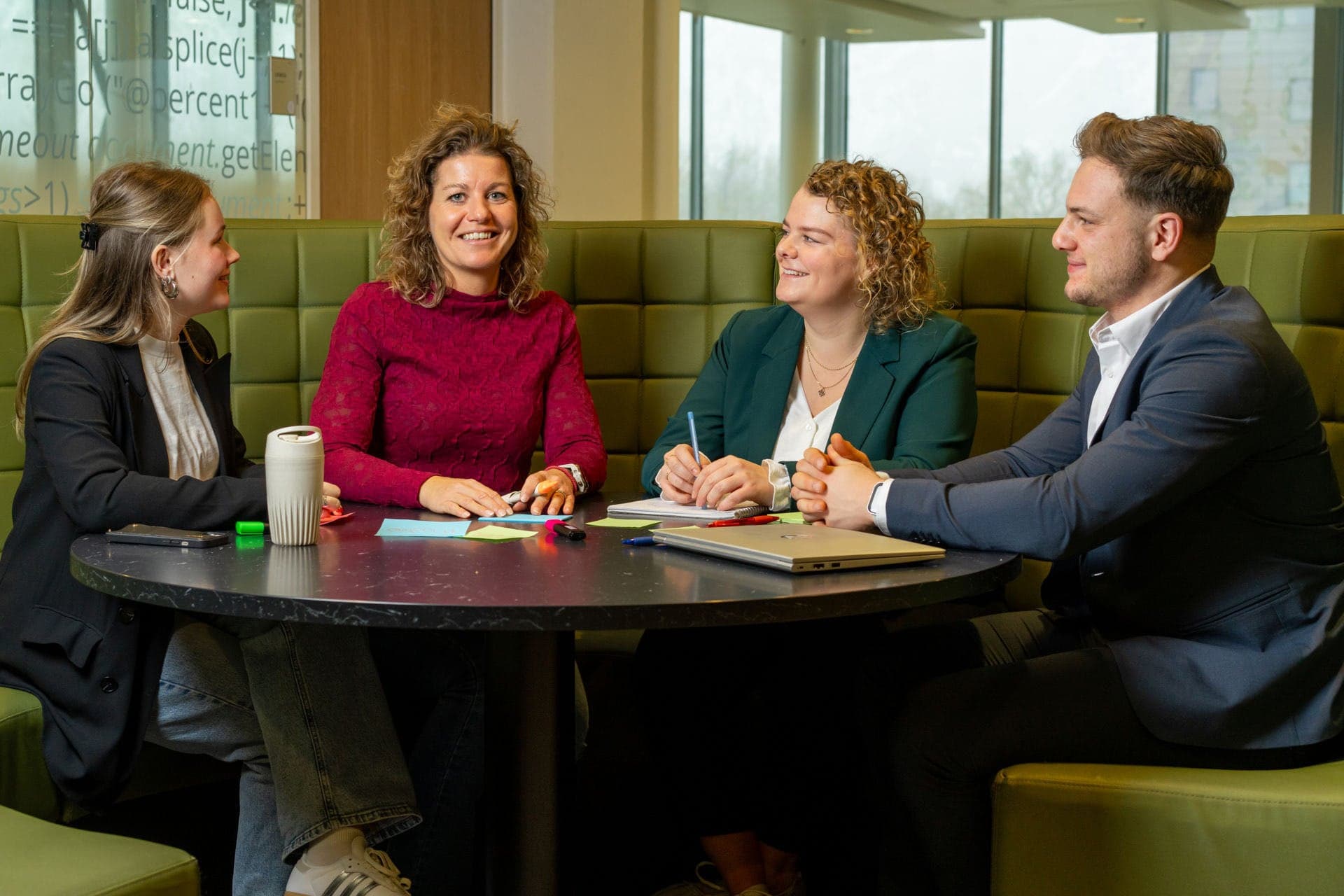 4 cursisten zitten samen om tafel bij Avans
