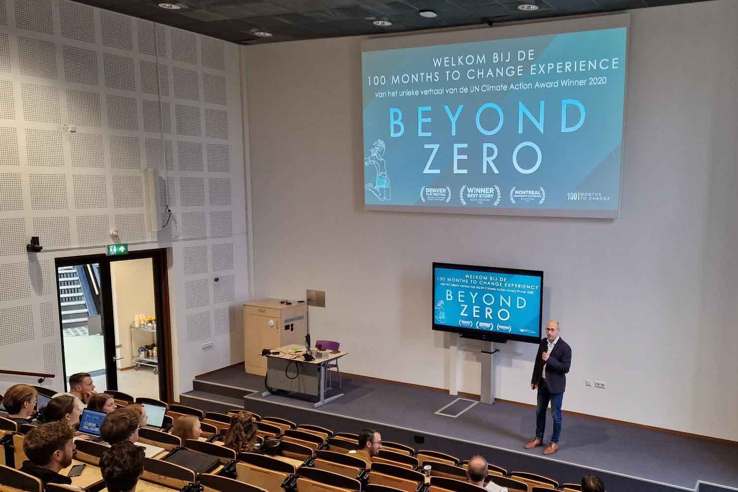 Bert Ahlers van Avans tijdens de les over de film ‘Beyond Zero’.