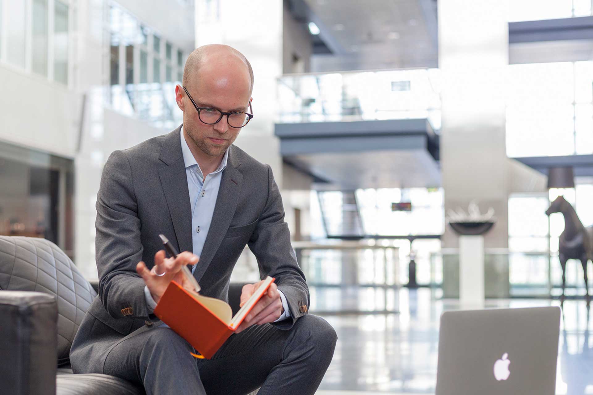Oud-student Business IT & Management zit in de lobby bij zijn werkgever