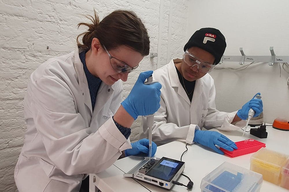 Studenten van Avans Hogeschool aan het werk in het lab.