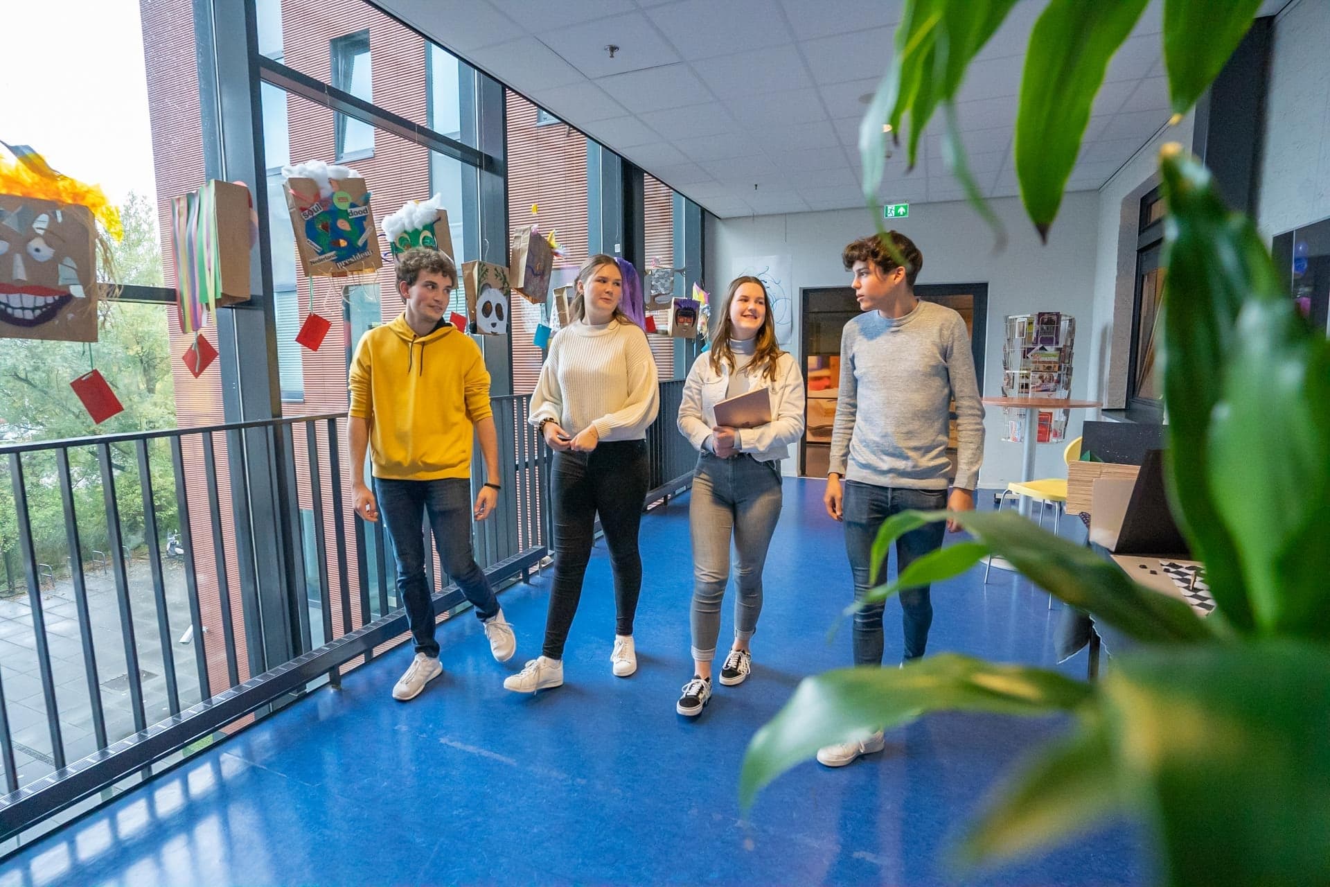 studenten Leraar Basisonderwijs voltijd lopen in de gang van Avans Hogeschool