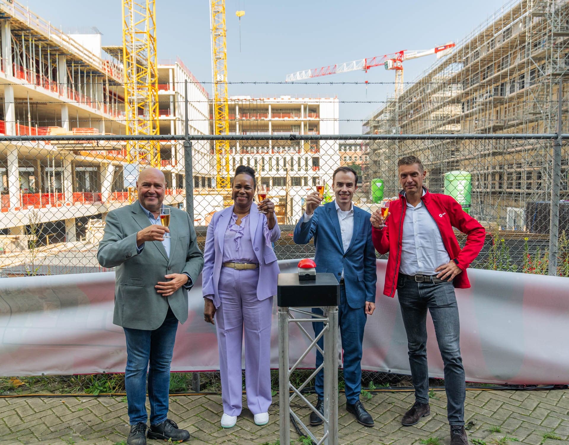 Avansbestuurder Arlène Denissen, wethouder Mike van der Geld, Harrie Windmüller van BrabantWonen en Eric Raaphorst van bouwbedrijf Van Wijnen Rosmalen.