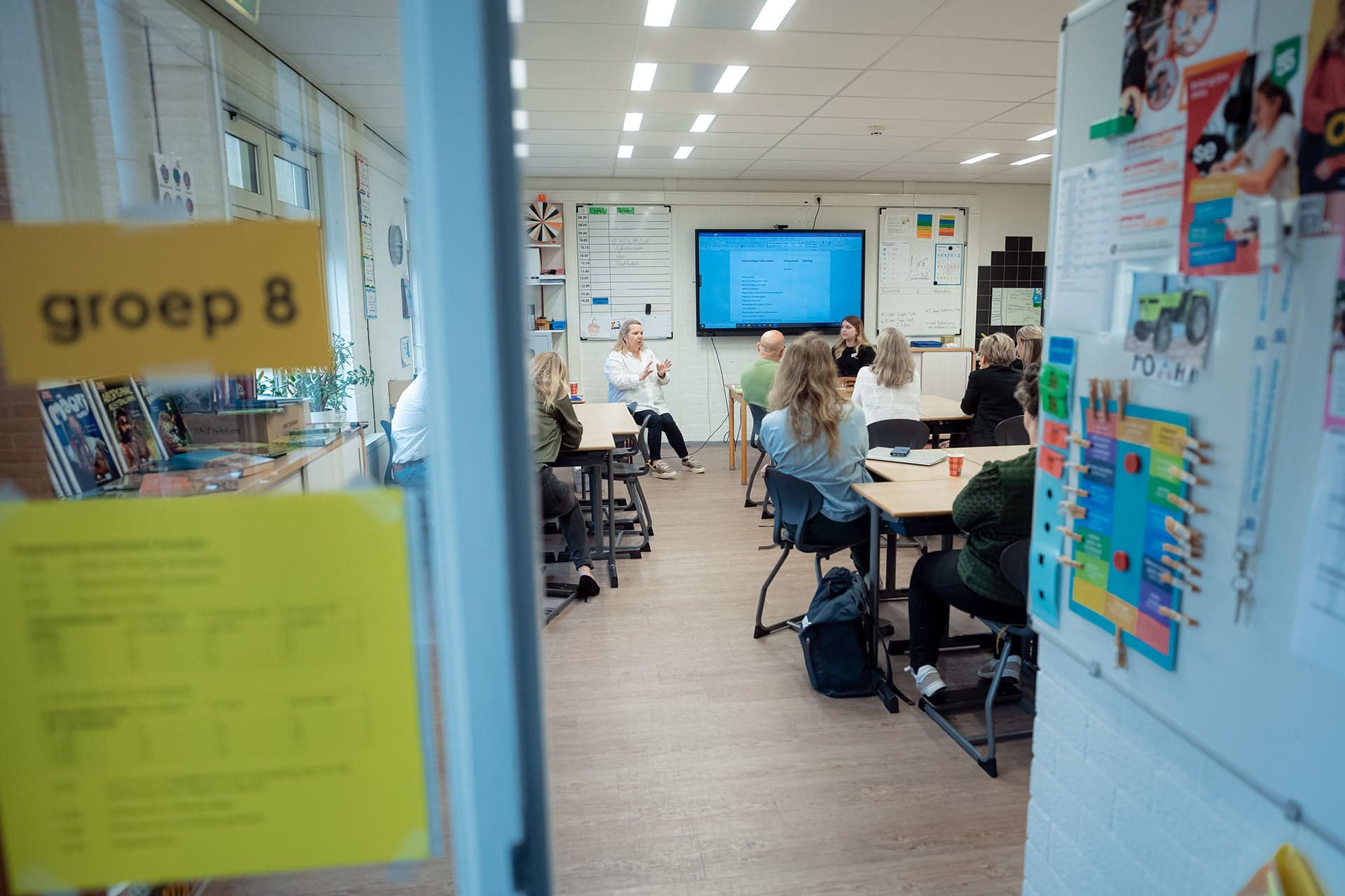 Docenten en studenten van de Pabo-opleiding van Avans Hogeschool in gesprek met leerkrachten van Daltonschool De Vindplaats.