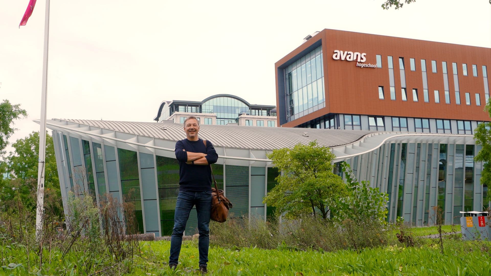 Relatiemanager Maurice Brederode voor het Avansgebouw aan de Hogeschoollaan in Breda