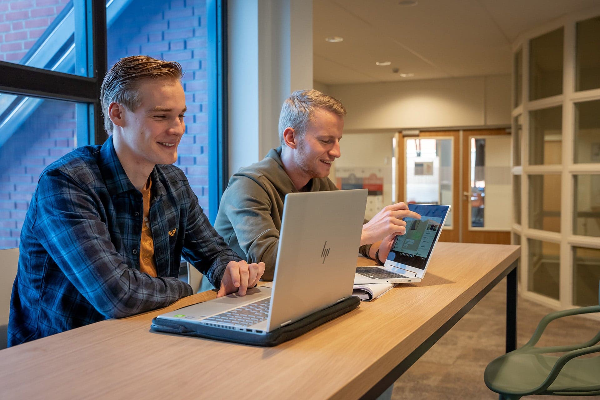 2 studenten van Embedded Software Engineering zitten achter hun laptop