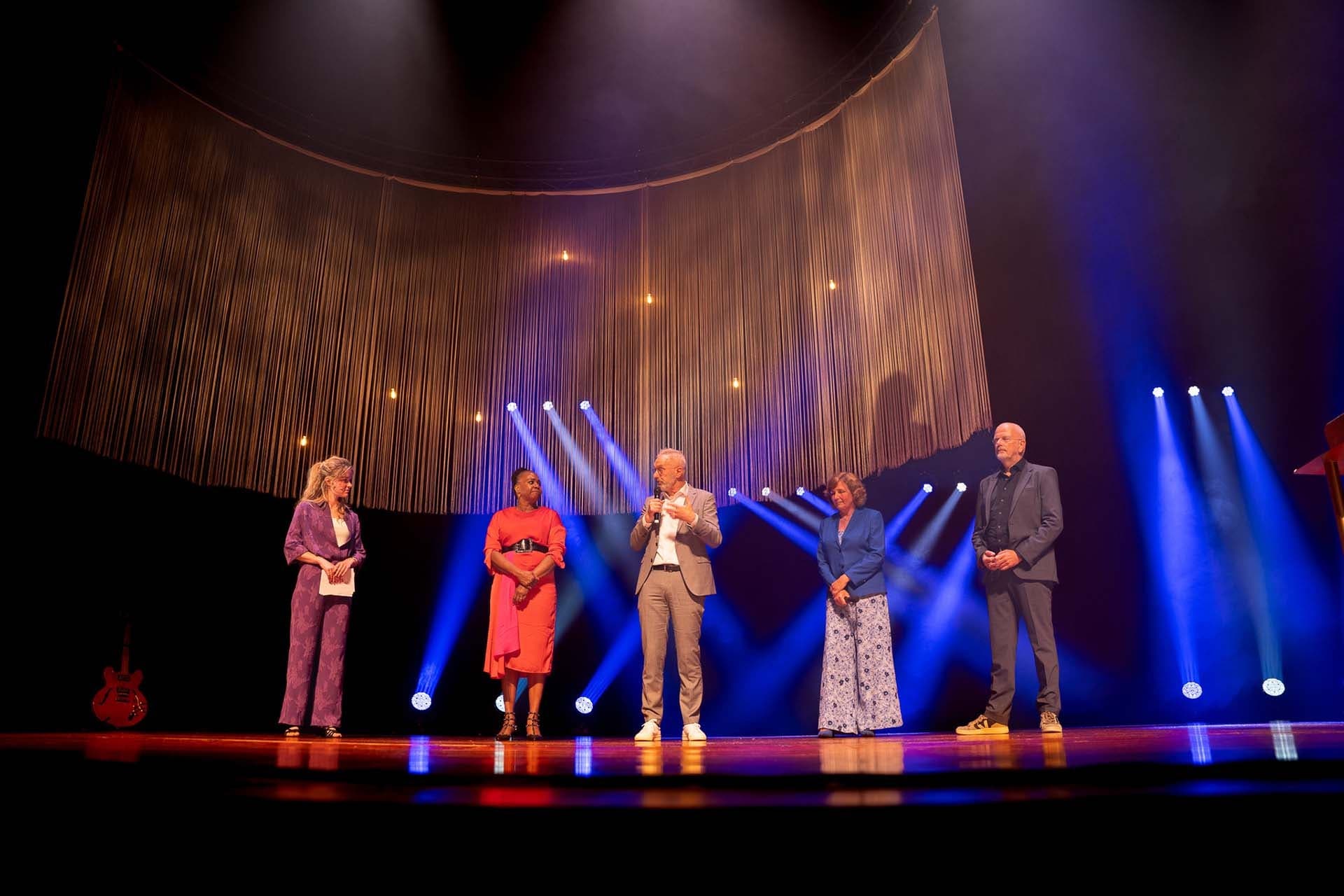 Marte Schuurmans en CvB-leden Arlène Denissen, Frank van Hout, Jacomine Ravensbergen en Jan Bogerd tijdens de kick-off van Avans.