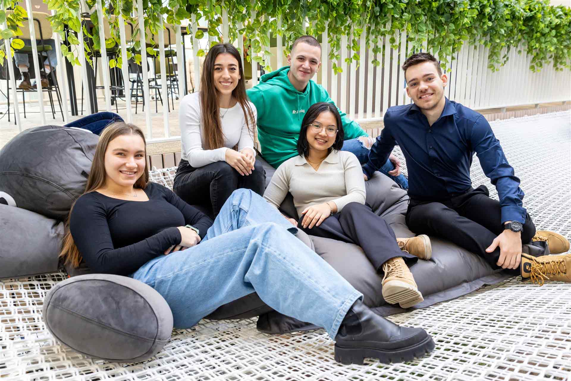 5 Avans studenten zitten bij elkaar op zitzakken.