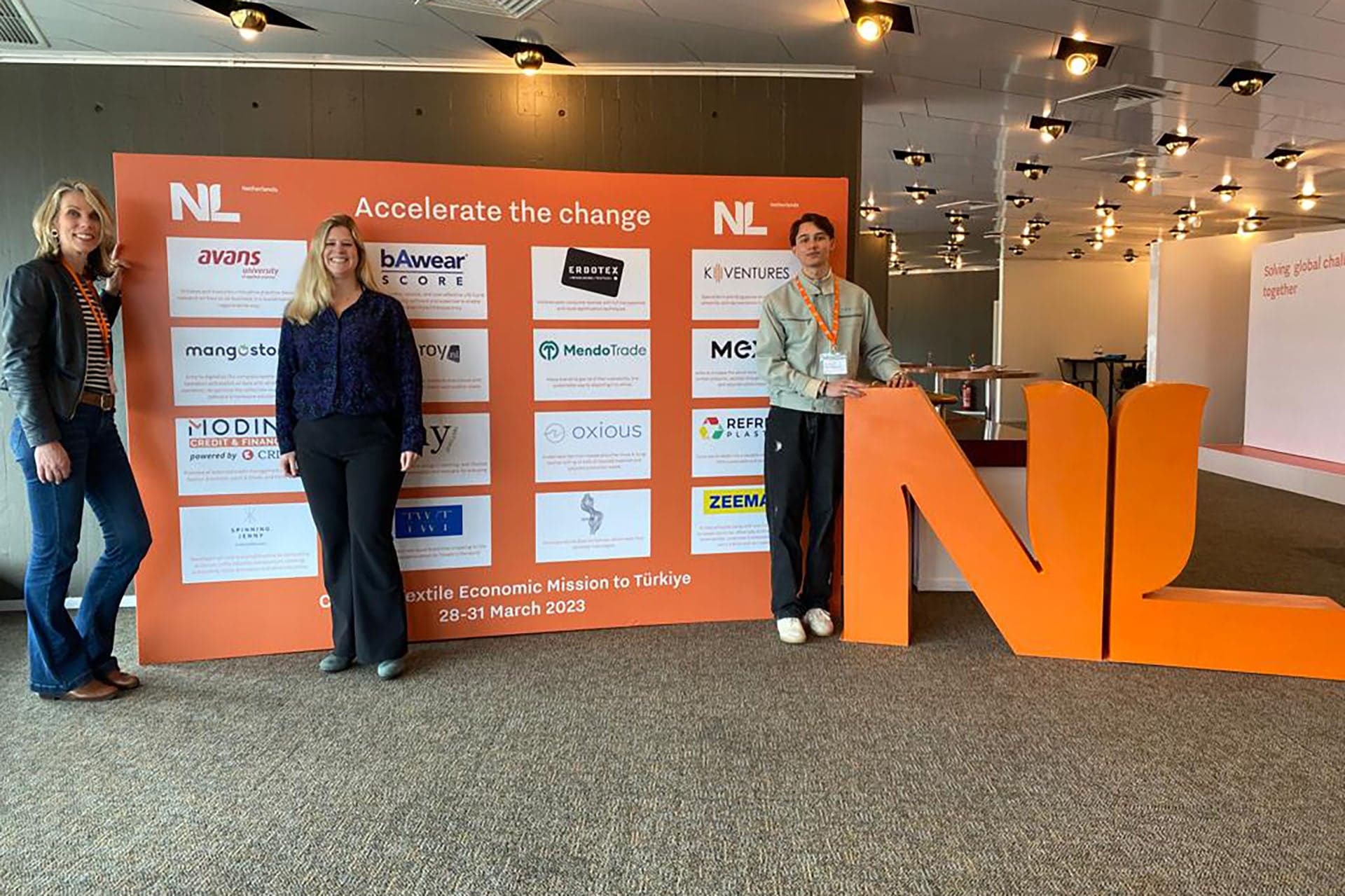 Een evenement of beursstand met mensen die voor een display staan.