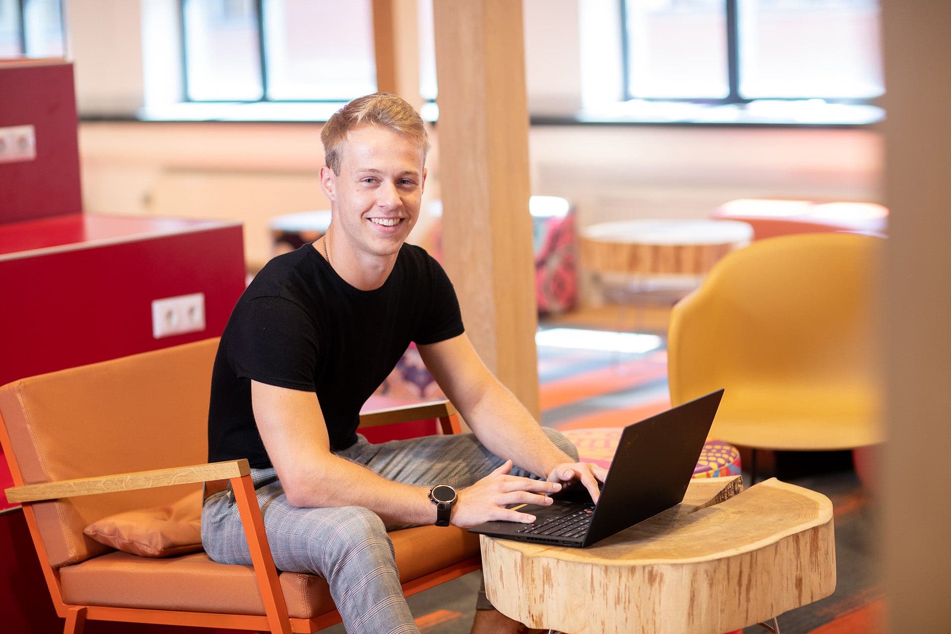 Student van Software Engineering voltijd zit achter zijn laptop