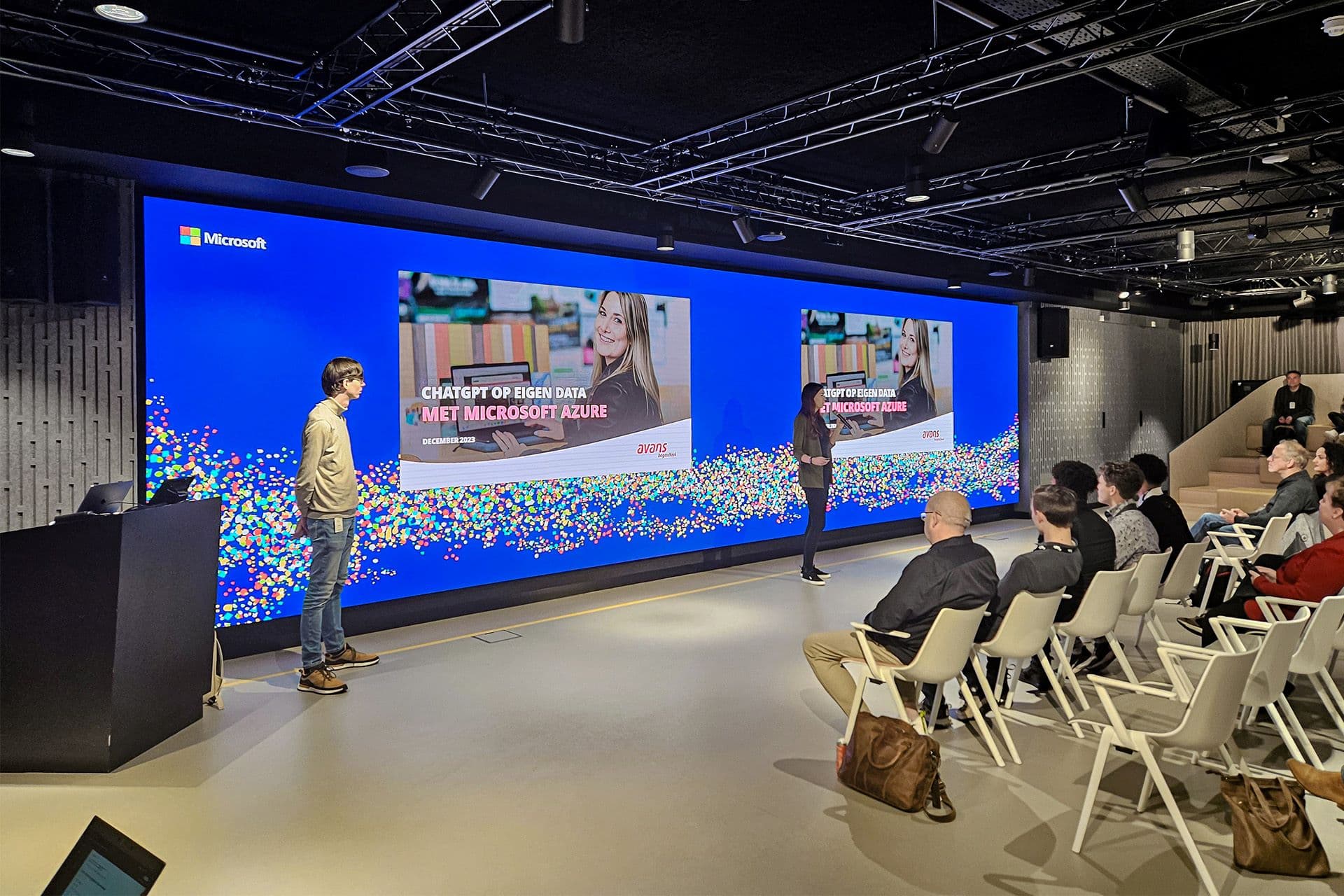 Rebecca Hamers geeft een presentatie bij Microsoft