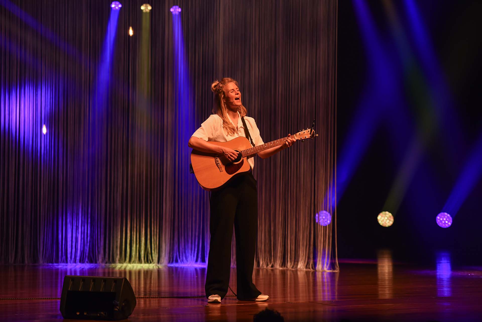 Cabaretier Lonneke Dort zingt op het podium tijdens de kick-off van Avans.