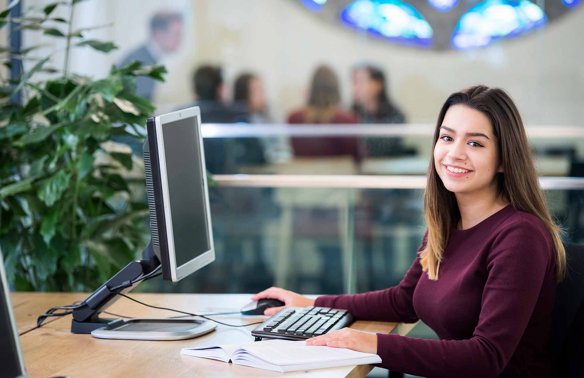 Student HBO-Rechten zit achter haar computer