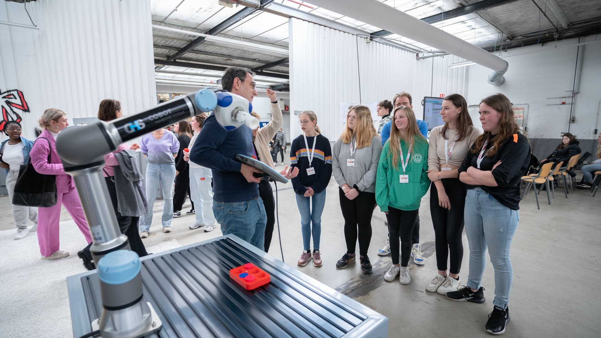Bezoekers tijdens de Girls Day bij Avans Hogeschool.