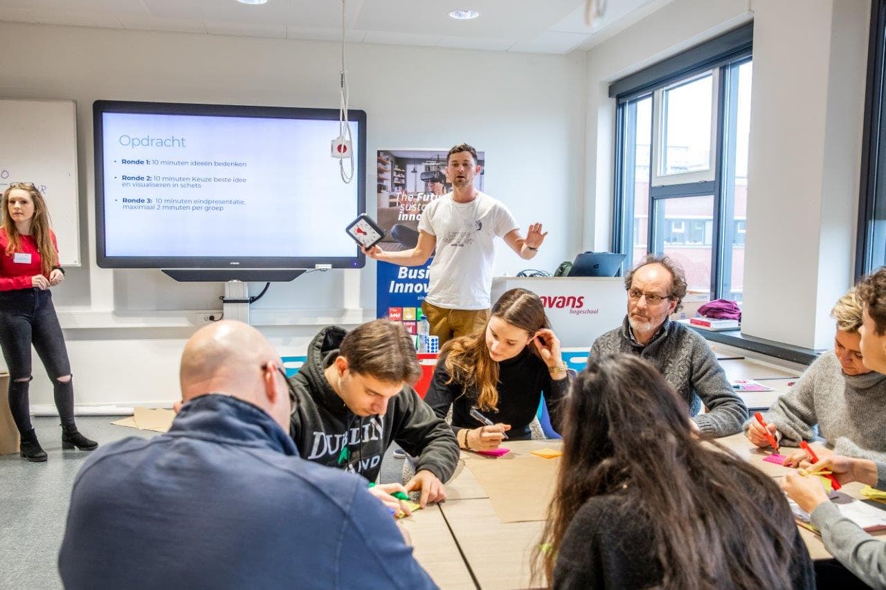 Studiekiezers met ouders bij de Open dag van Avans Hogeschool.
