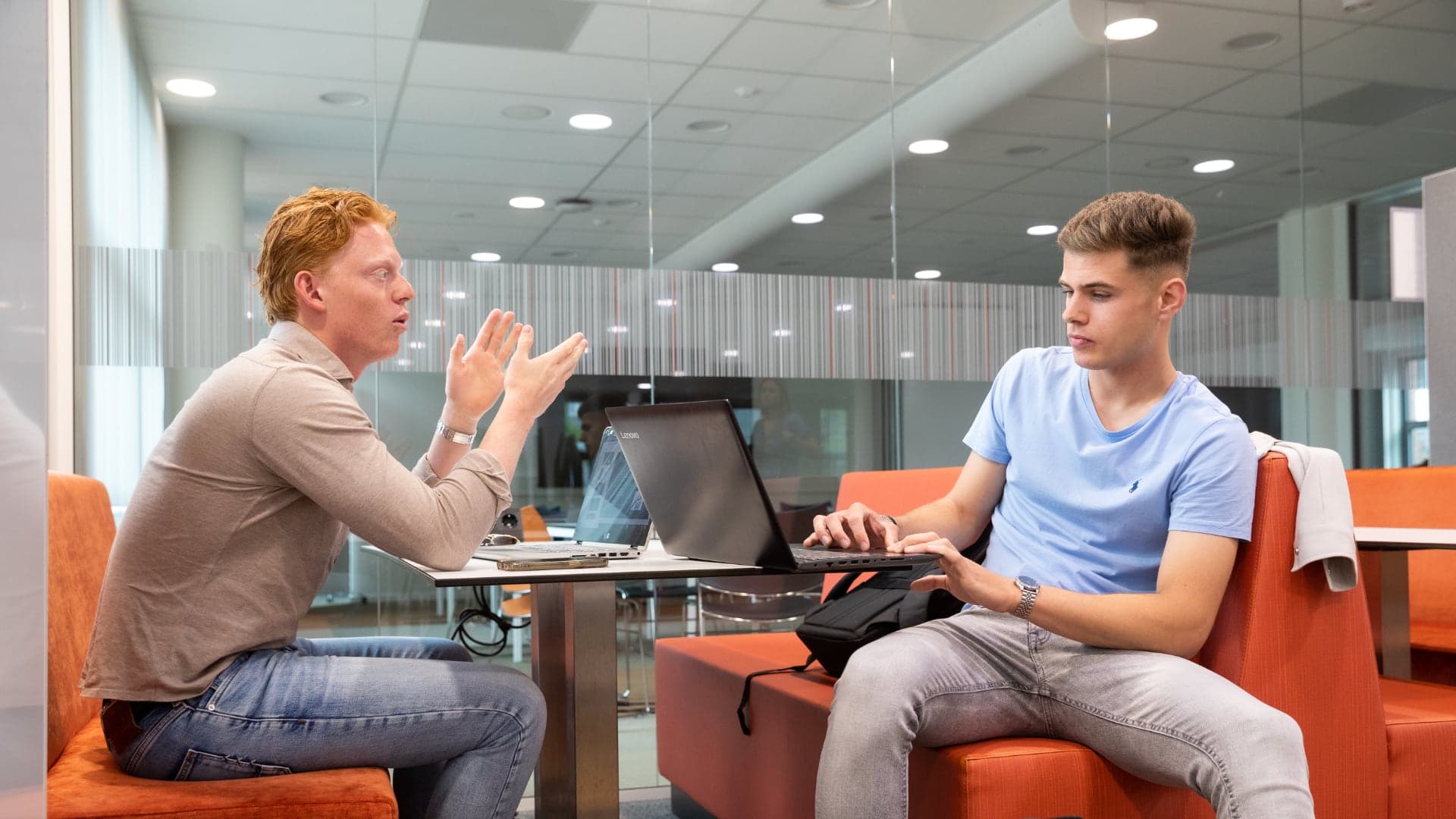 twee studenten van de Marketing Associate degree bespreken iets met elkaar