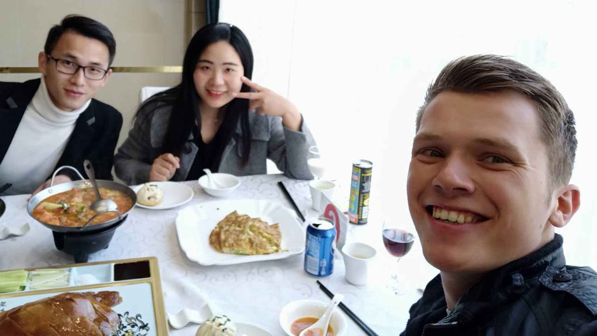 Student van Finance & Control internationaal zit in een Aziatisch restaurant