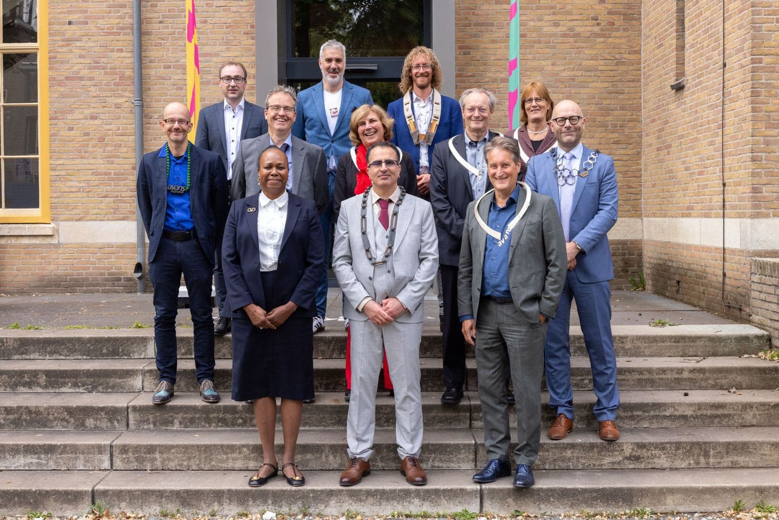 Lector Saleh Mohammadi op een bordes met collega's