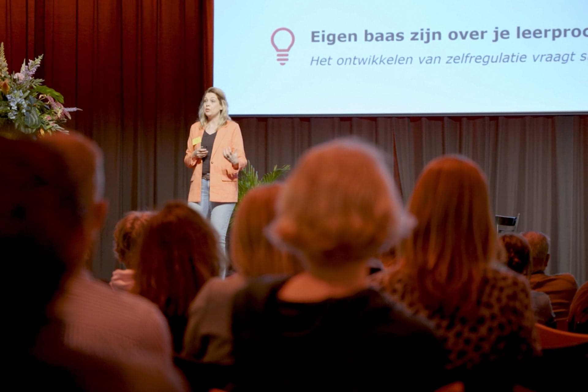 Milou van Harsel tijdens een presentatie.