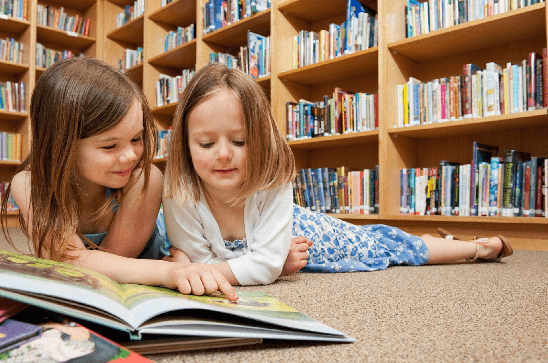 Twee lezende kinderen