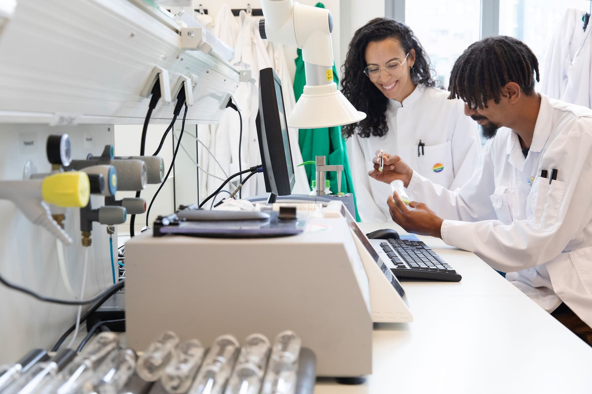 twee onderzoekers van GreenEGCh aan het werk in een lab