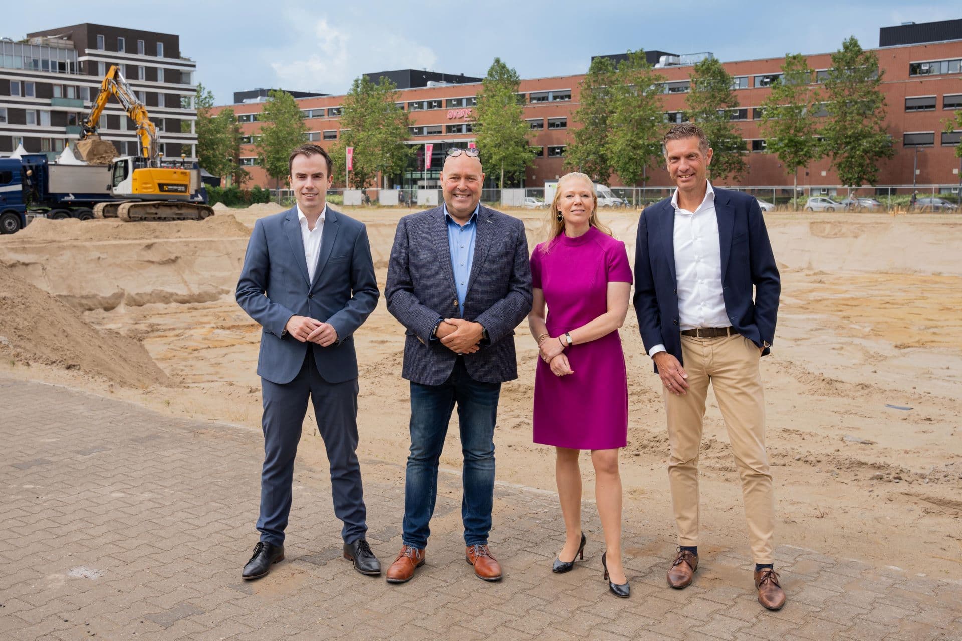 Wethouder Mike van der Geld, Harrie Windmüller (BrabantWonen), Sarah Wilton-Wels (Avans) en Erik Raaphorst (Van Wijnen) bij de bouwlocatie van Campus300