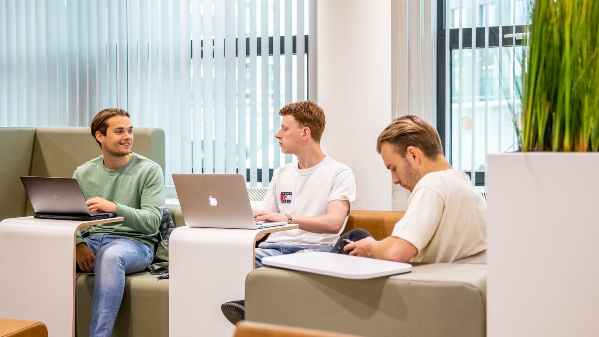 Associate degree studenten van Ondernemerschap en retailmanagement met hun laptop