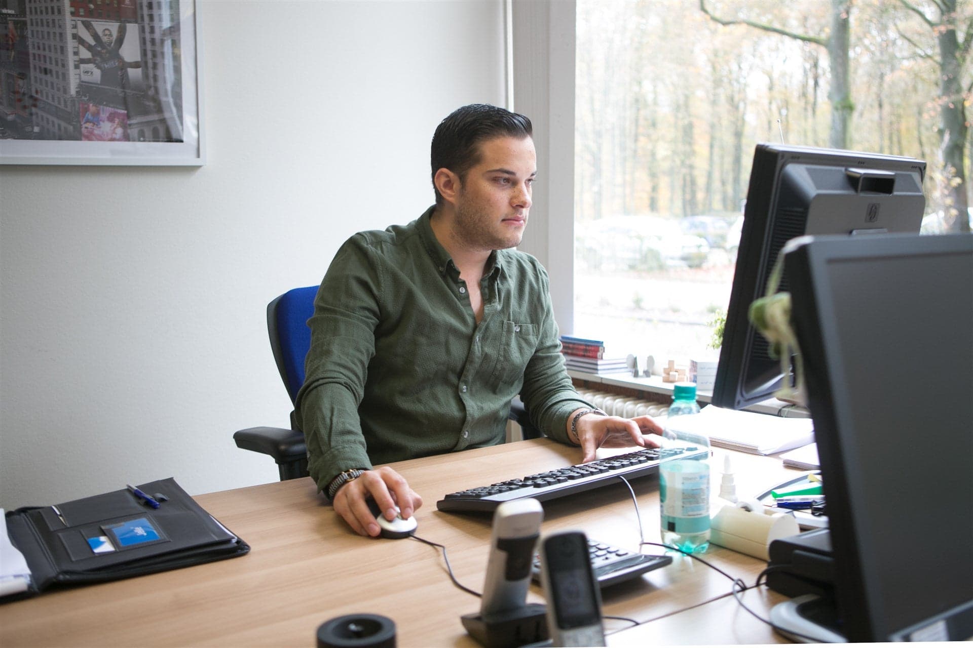 Deeltijdstudent van de Associate degree Human Resource Management is aan het werk op kantoor