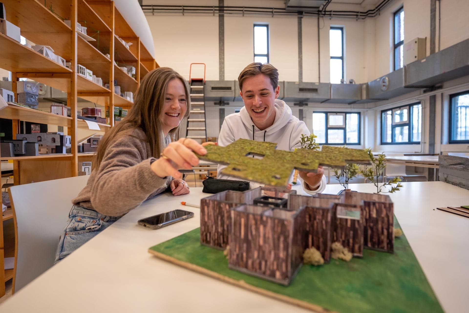 2 studenten van de opleiding Bouwkunde werken aan een maquette