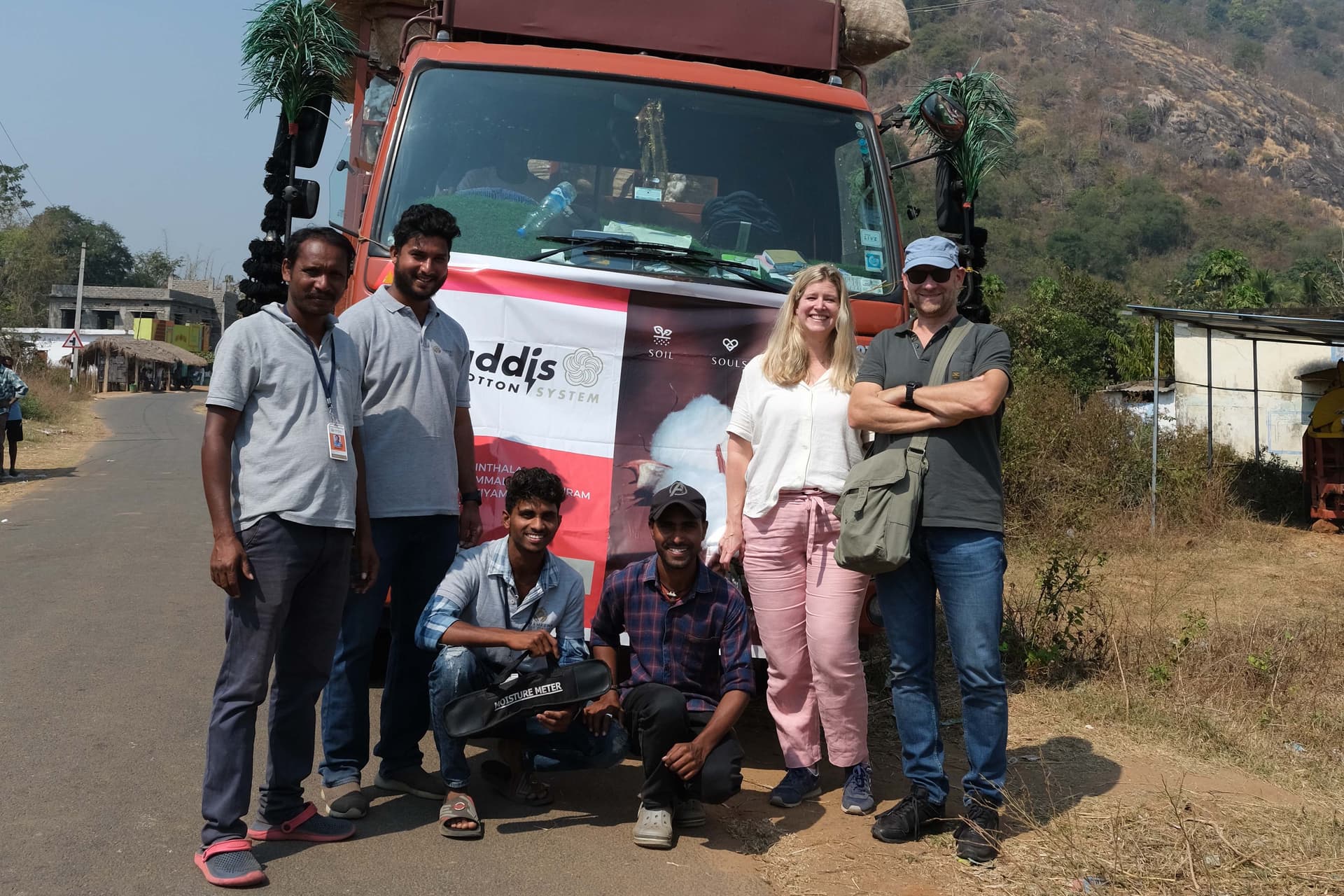 Mensen bij een bus in India.