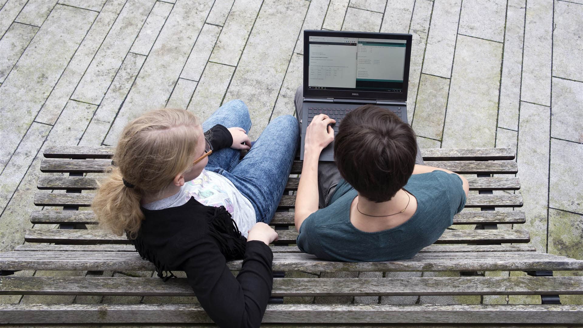 Studenten achter een laptop.