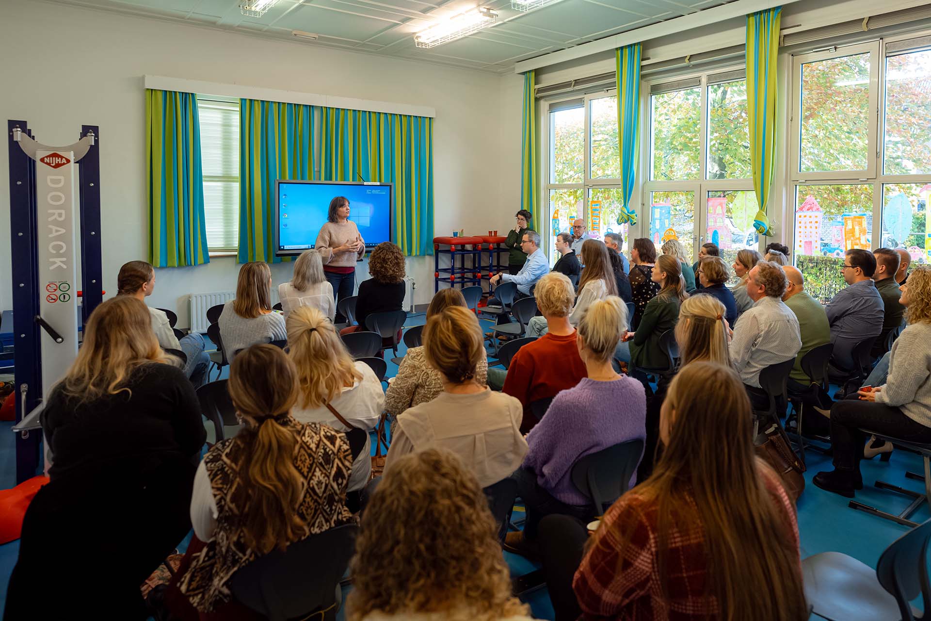 Lydia de Jong presentatie aan Pabodocenten en -studenten.