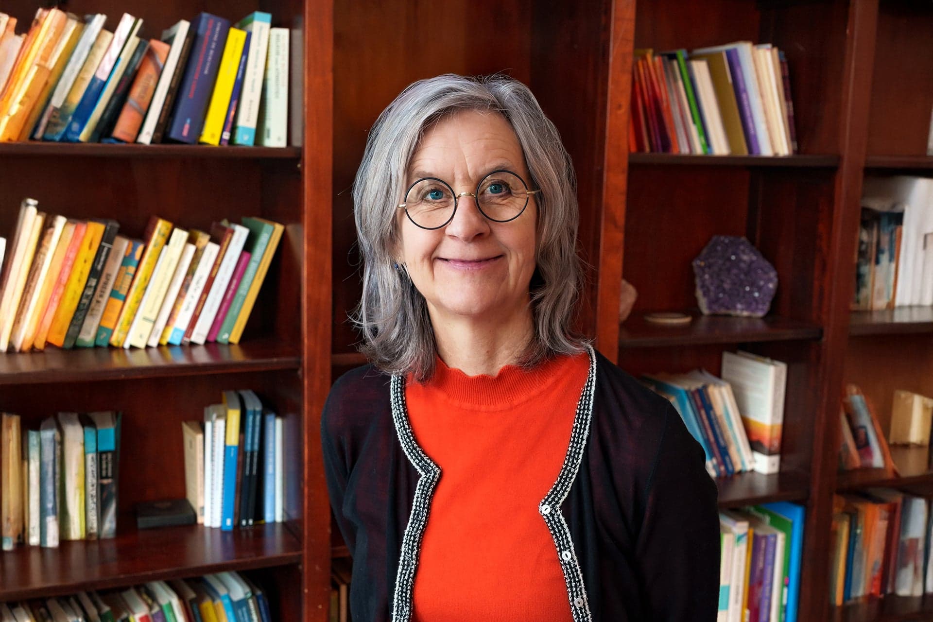 Lector Zorg rond het Levenseinde Anne Goossensen voor de boekenkast