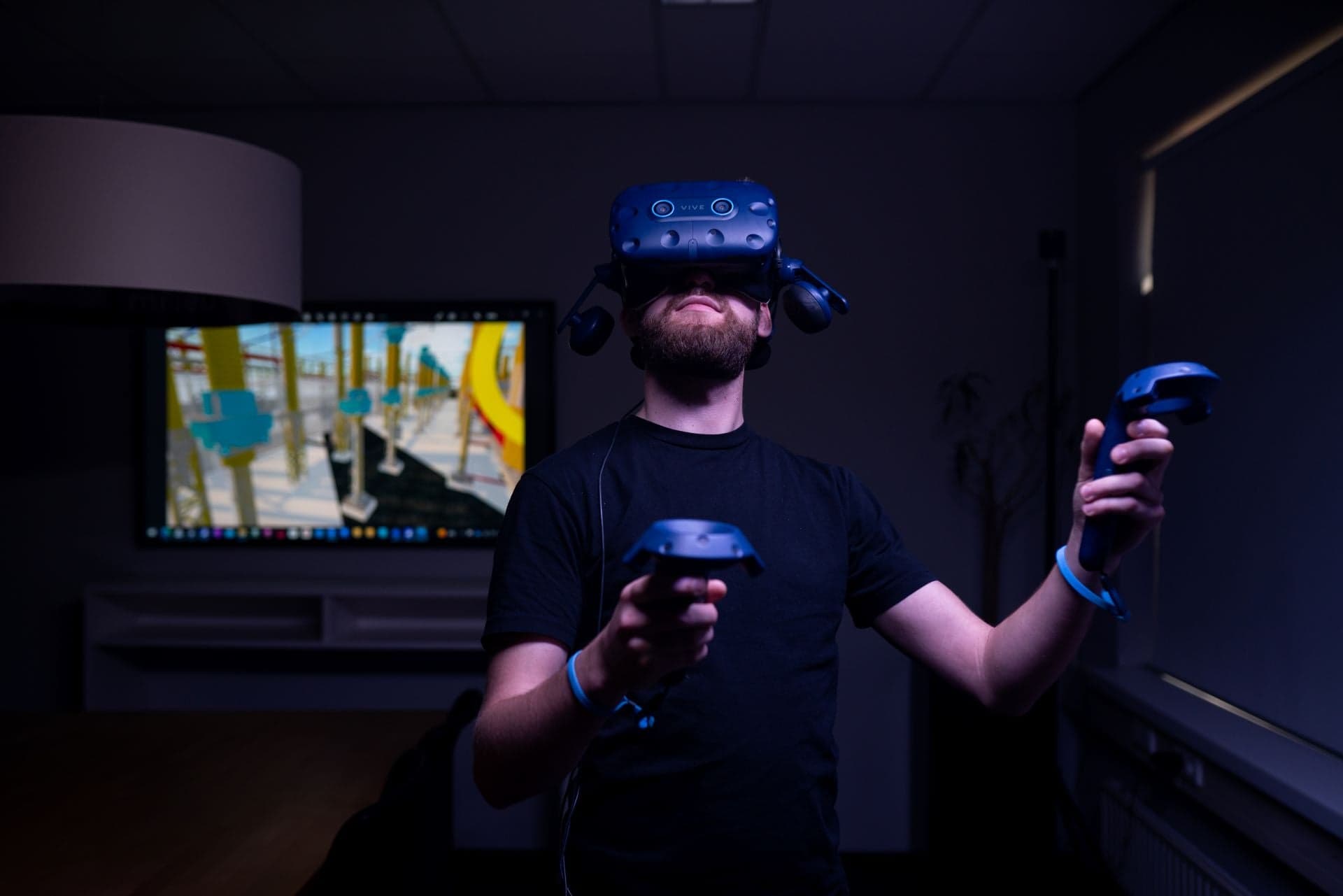 Man met VR-bril.