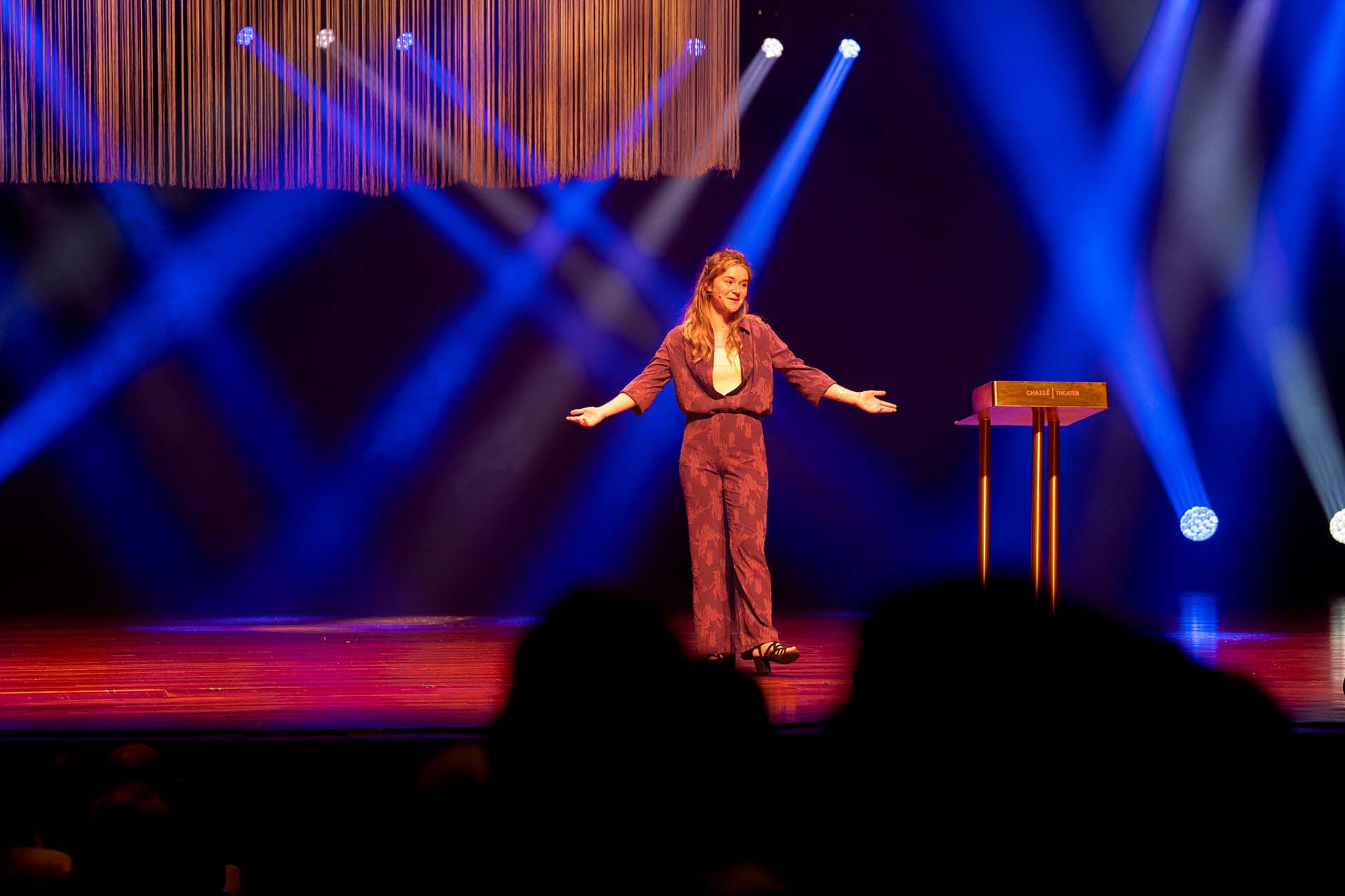 Marthe Schuurmans op het podium tijdens de kick-off van Avans.