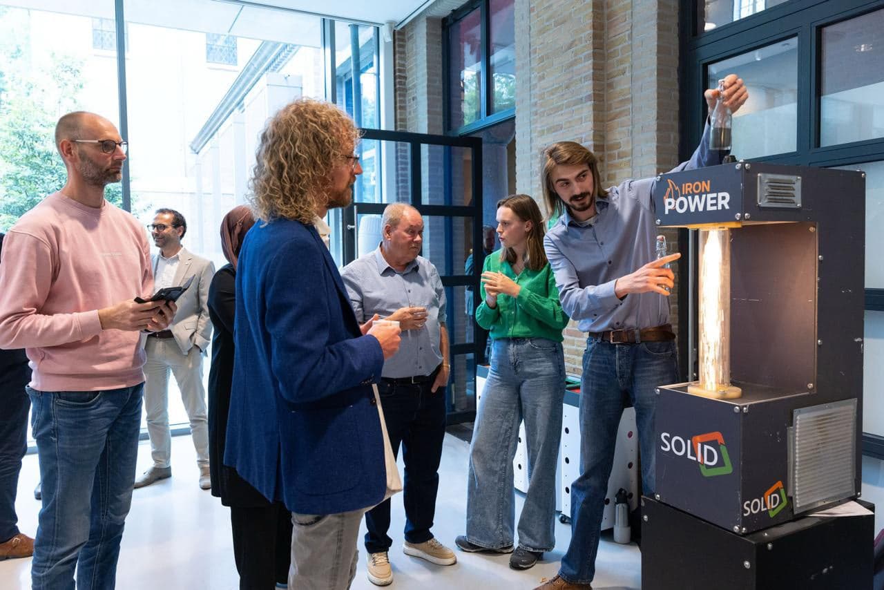 demonstratie door studenten van de ijzerverbrander
