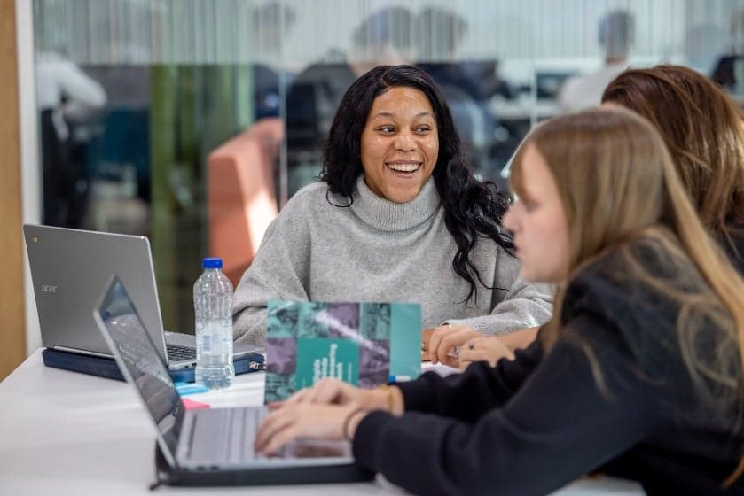 3 studenten van de Ad-opleiding Zorg en veiligheid zitten achter hun laptop