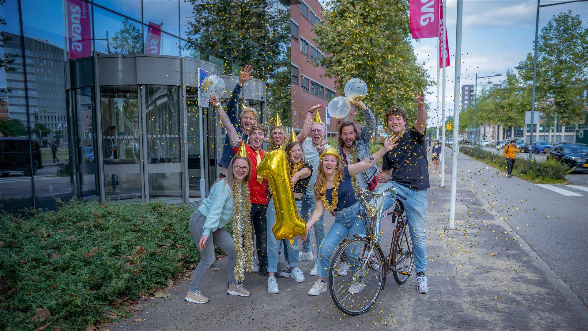 Groep Avansstudenten met confetti en ballonnen