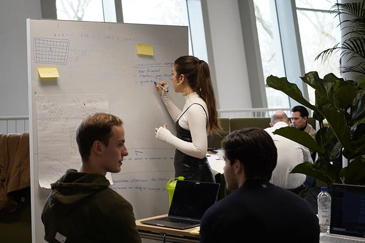 Studenten tijdens de eerste AI Hackathon bij Avans