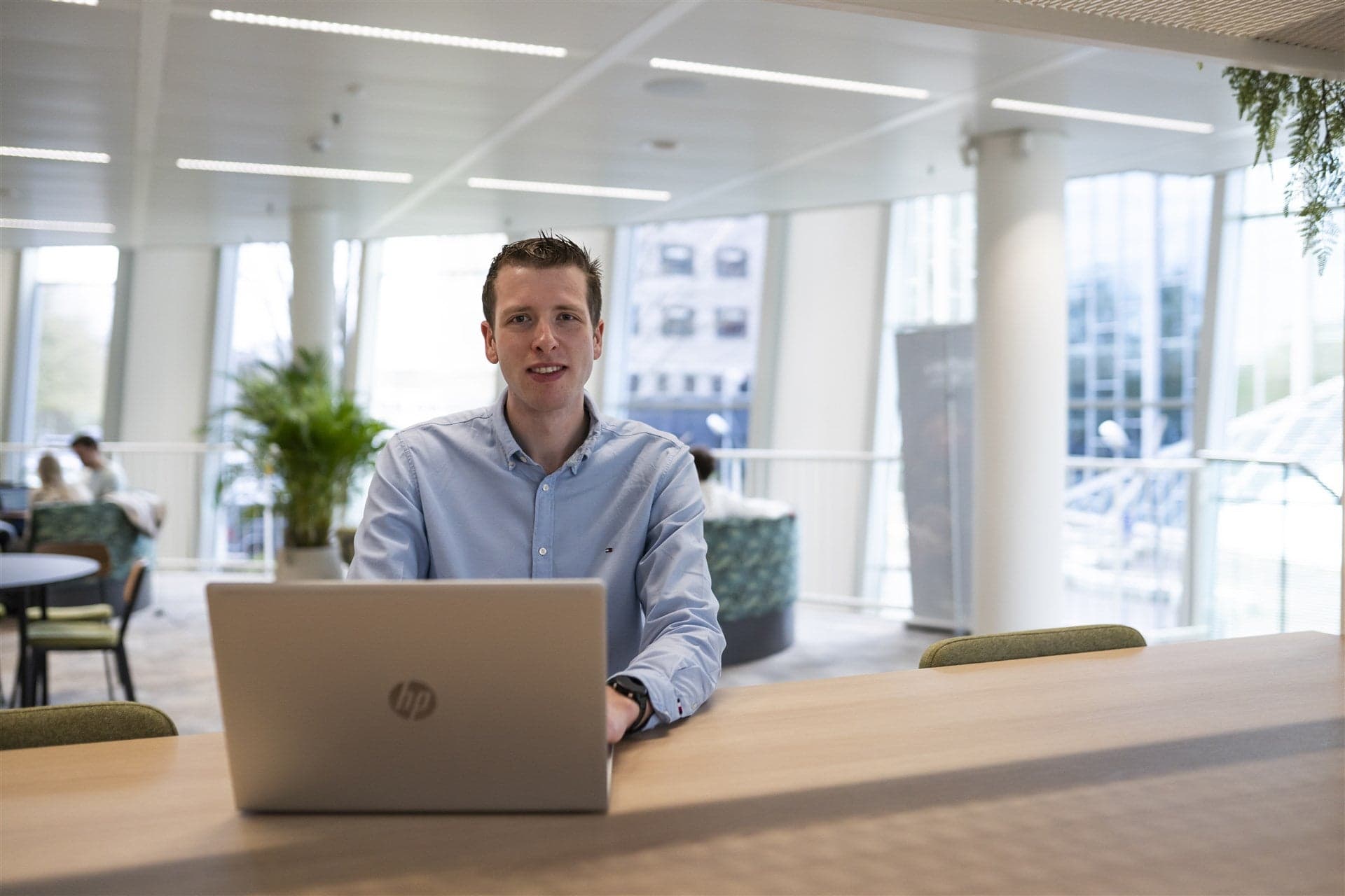 Cursist zit achter zijn laptop