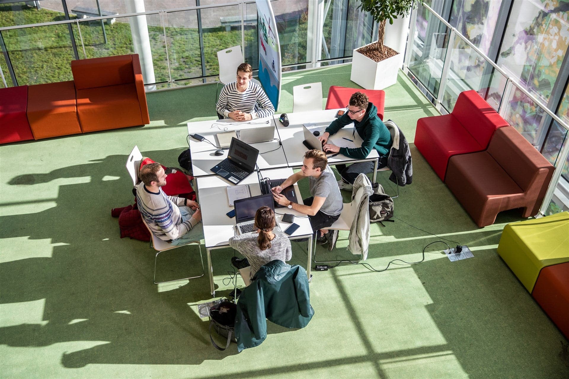 Studenten samen aan het studeren